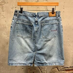 Tommy Hilfiger Y2K Light Wash Denim Embroidered TH Logo Mini Jean Skirt 33w 33